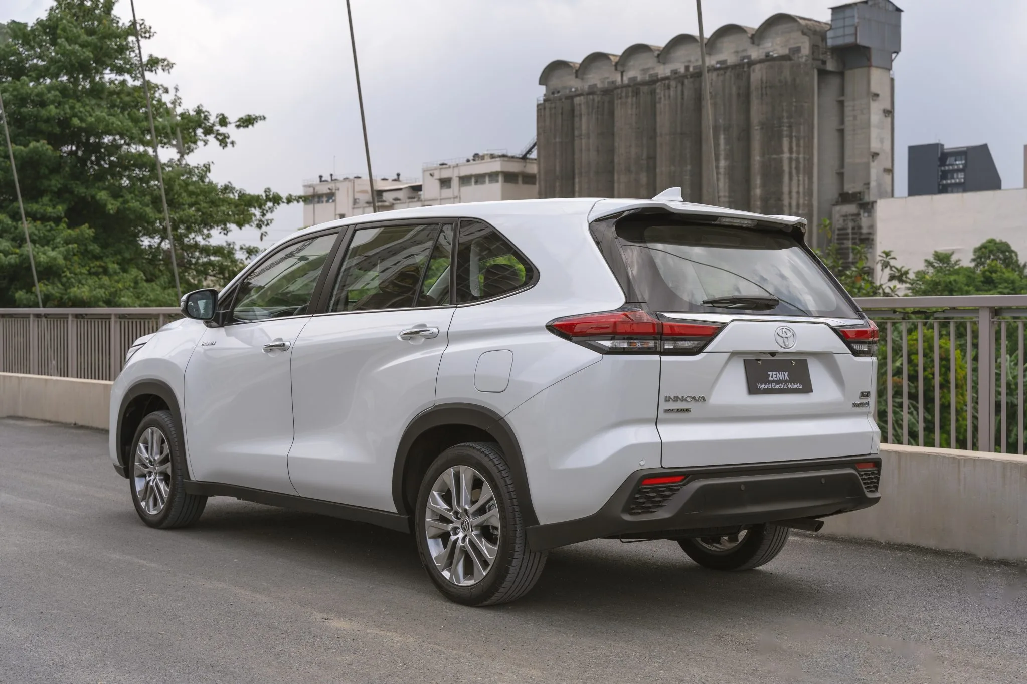 Innova Zenix Bekas Murah