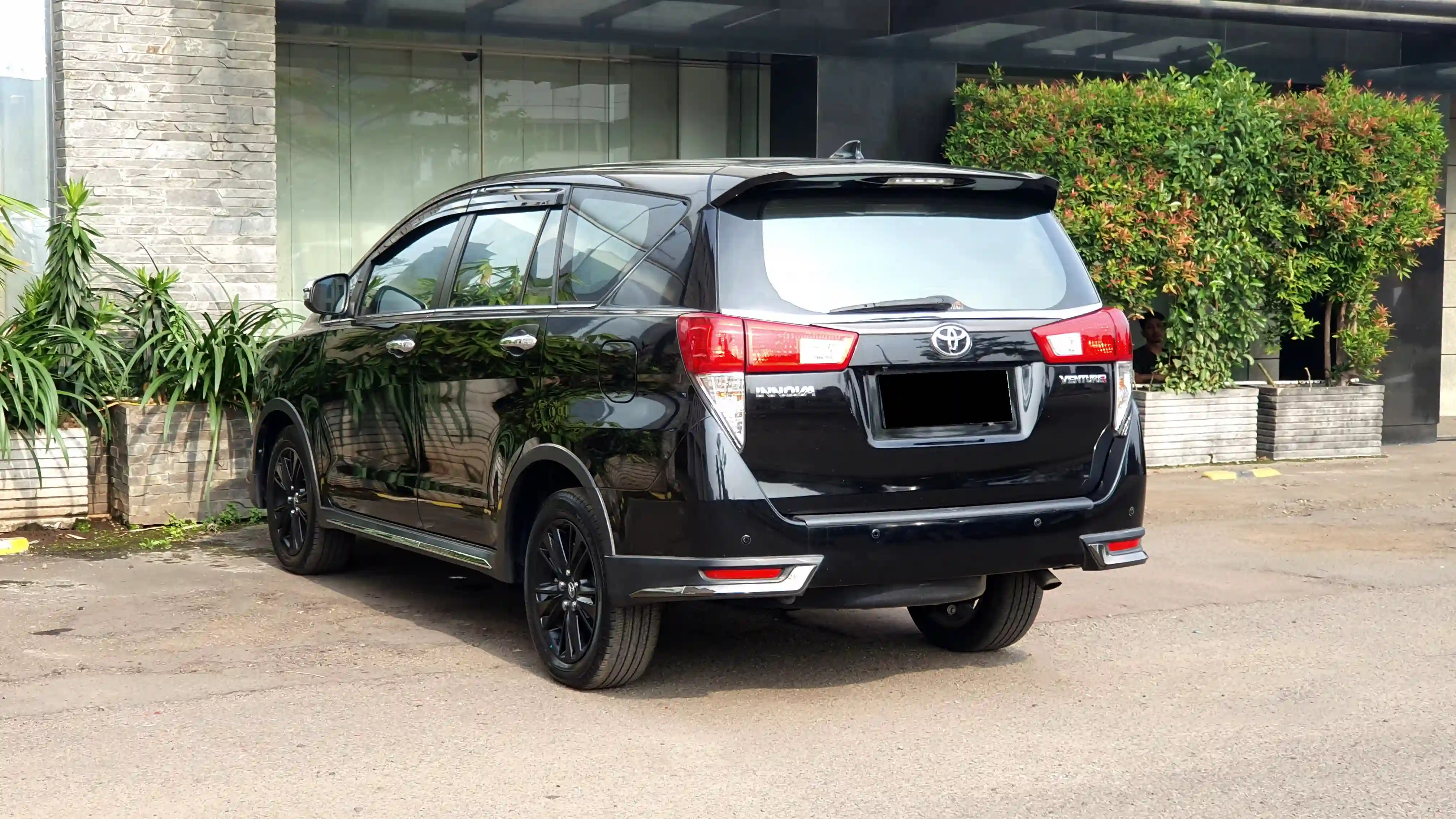 Kijang Innova Zennix Venturer
